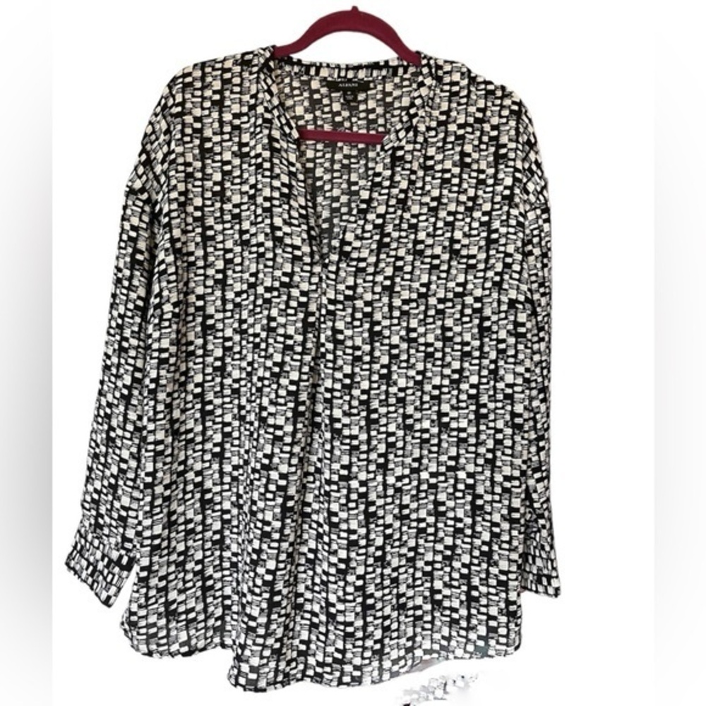 NWOT ALFANI Black/ white Women’s Top‎ Blouse Roll Tab Sleeve V Neck Sz 0X